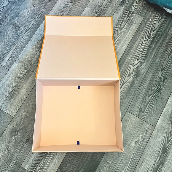 XL Louis Vuitton Box, Dust Bag and Gift Bag. No stains or rips. - Picture 2 of 11